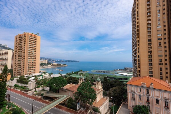 Sole Agent. Exceptional apartment just a few steps from the Larv