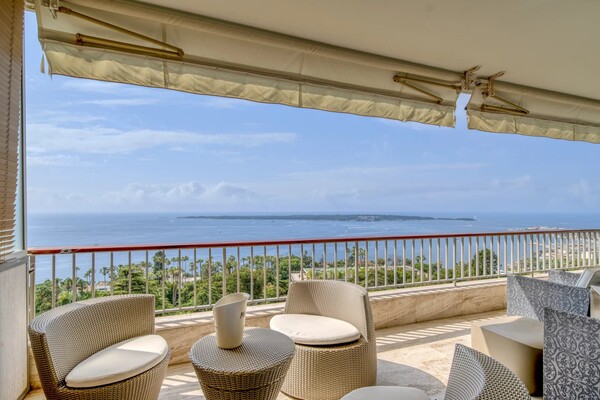 Cannes Californie vue mer panoramique en étage élevé