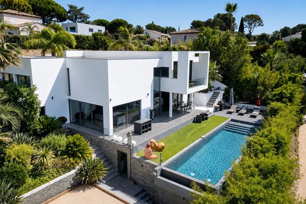 Elegant Contemporary Villa in Absolute Tranquility