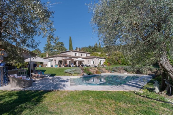 Mougins – Elegant Property in a Peaceful Green Setting with Care