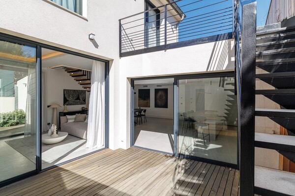Sole agent. Saint-Jean-Cap-Ferrat: Newly Built Contemporary Town