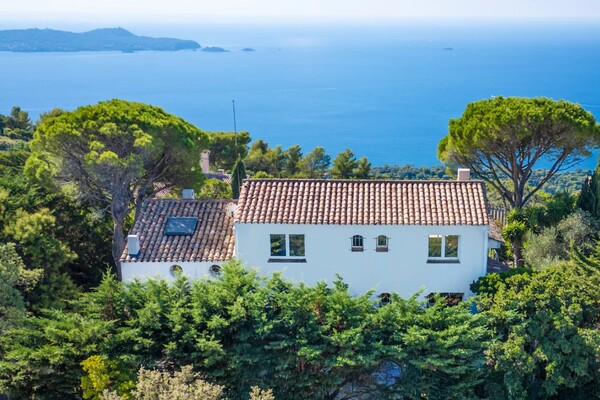 Sea views, swimming pool and panoramic terraces in a sought-afte