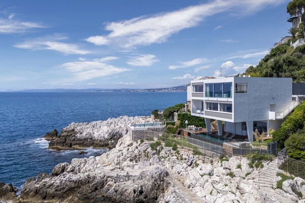 Cap de Nice : Exceptionnelle villa contemporaine pied dans l’eau