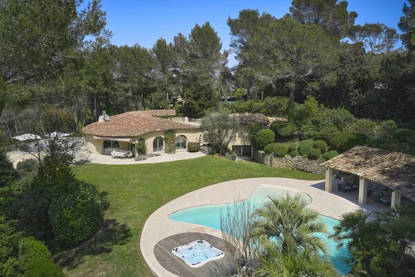 Élégante propriété d’inspiration Couelle au calme absolu avec vu