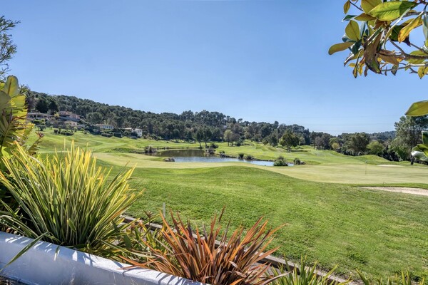 Elegant single-level villa-apartment in the heart of a renowned 