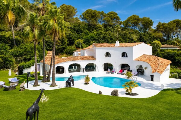 Mougins – Couelle-Inspired Villa Renovated in a Secure Private E