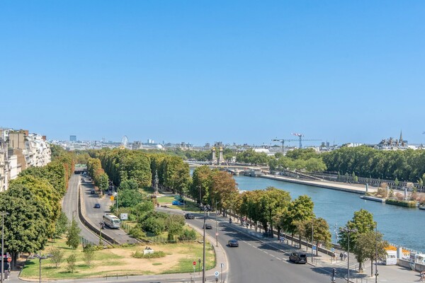 Exceptional top-floor apartment - Alma Montaigne