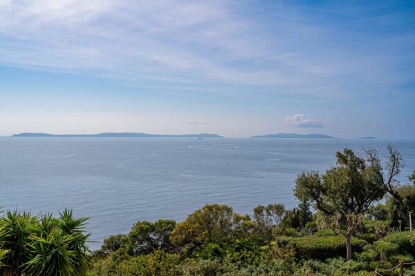 Vue mer panoramique sur les îles d'Or au Rayol-Canadel-sur-Mer