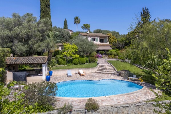 RARE OPPORTUNITY – VILLA WITH POTENTIAL FOR LAND DIVISION AND NE