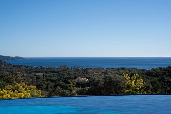 Exceptional location with panoramic sea views over La Croix-Valm