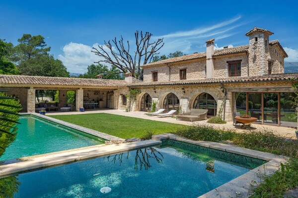 EXCEPTIONAL PRIVATE EQUESTRIAN ESTATE – A UNIQUE LIFESTYLE ON TH