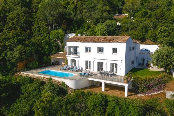 Panoramic sea view for this turnkey villa in Cavalaire-sur-Mer