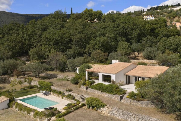 Seillans: villa with swimming pool and commanding view over the 