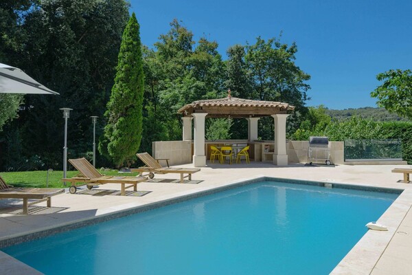Charming Villa Nestled in a Green Oasis