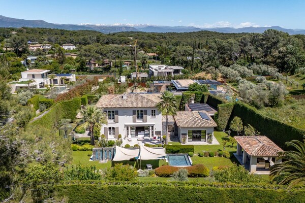 Mougins – Elegant Contemporary Provençal Villa in a Private Esta