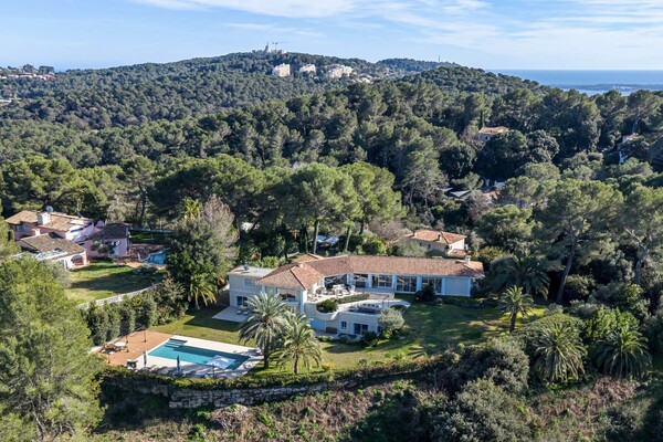Domaine fermé et gardé  avec Superbe vue