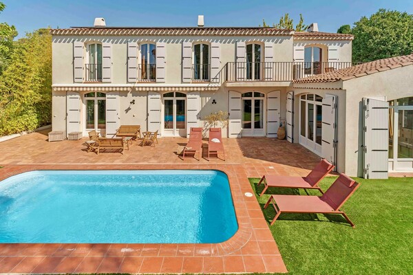Charming Neo-Provencal Family Villa in the Heart of Cap Brun – T