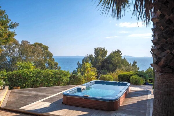 Villa with beautiful sea view and south-facing exposure in the h
