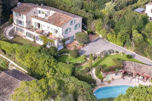 Provençal in a gated domain.