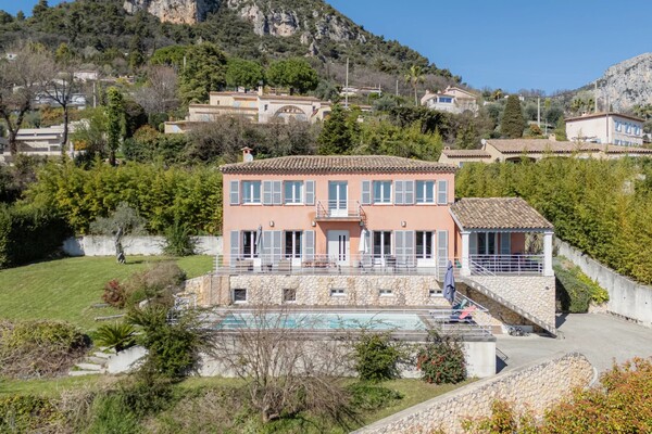 Élégante villa provençale avec vue mer panoramique et terrain co
