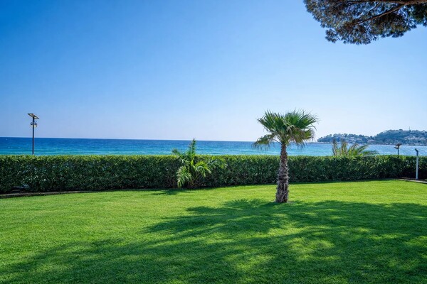 EXCLUSIVITÉ - Pied dans l'eau - Rez-de-jardin avec vue mer