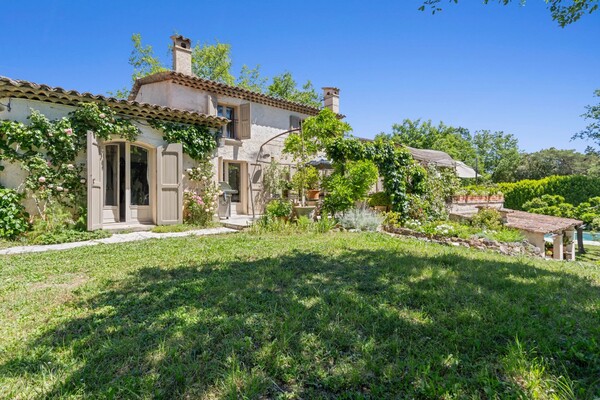 Charming provençal style property in the countryside
