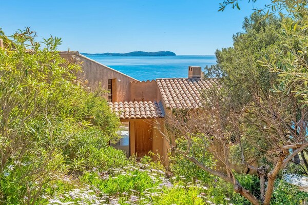 Villa pieds dans l’eau dans un domaine privé et confidentiel