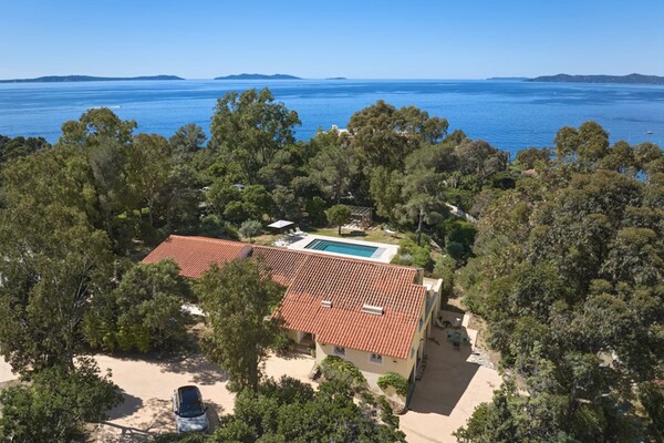 Rayol-Canadel-sur-Mer in a quiet area, with sea view and within 