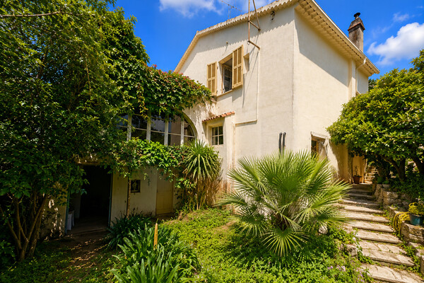 Villa de caractère avec grand jardin au cœur de Menton
