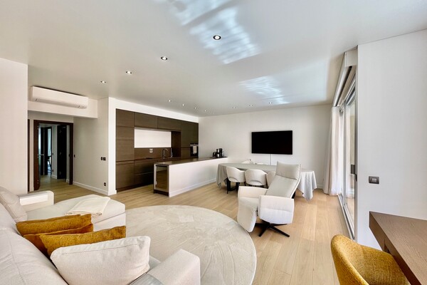 LAROUSSE | CHÂTEAU PERIGORD II | 4 PEZZI