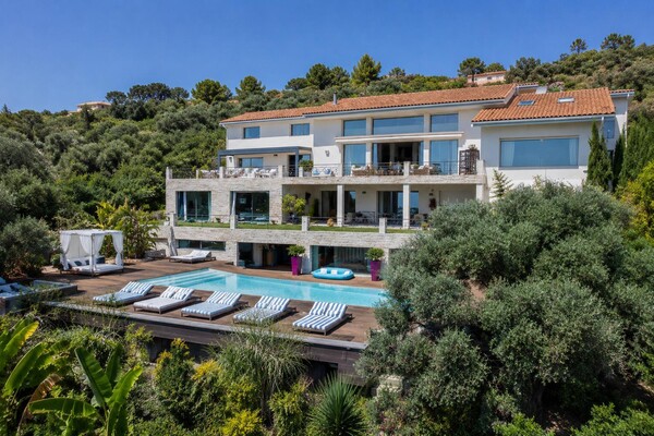 Exceptional villa Eze sea view, near Monaco with building land