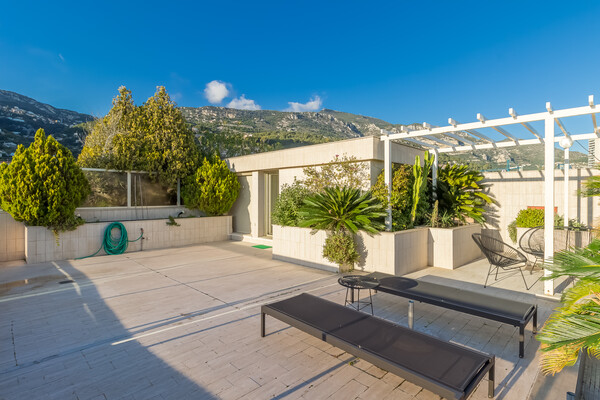 TRIPLEX PRODIGIOSO CON DUE POSTI AUTO E CANTINE.