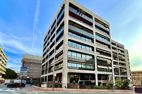 MONTAIGNE - CARRE D'OR