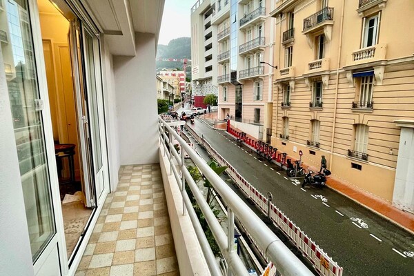 LE VICTORIA - VASTE STUDIO AVEC BALCON - PROCHE CASINO