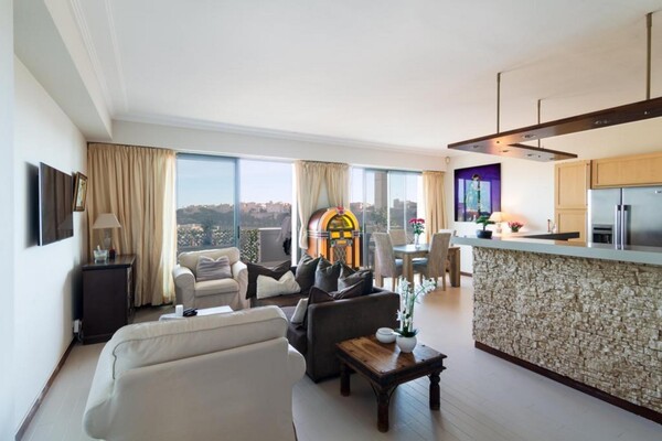 Central position | 2-bedroom apartment | Port and Rocher views
