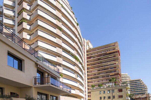 Grand parking (2-3 vehicles/scooters) | Jardin Exotique | Patio Palace