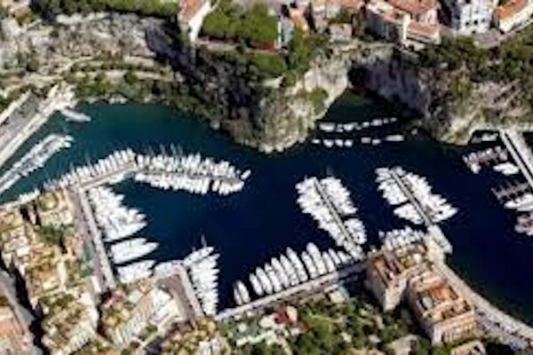 Luminosi locali commerciali con vista sul porto di Fontvieille