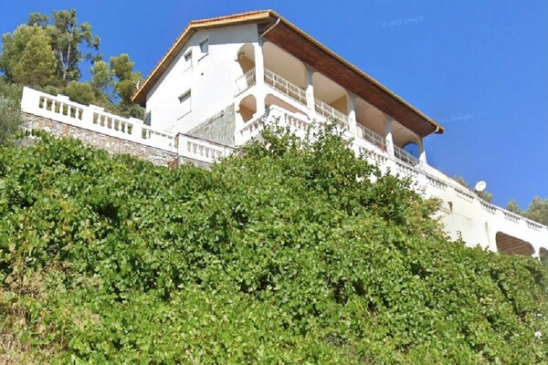 Nice penthouse with terrace and garden a short distance from the sea