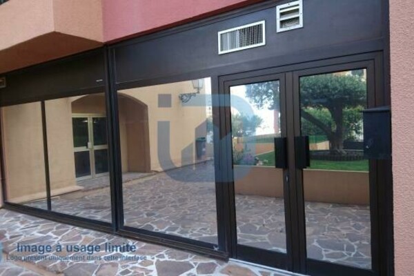 FONTVIEILLE - BUREAU AVEC VIRTINE