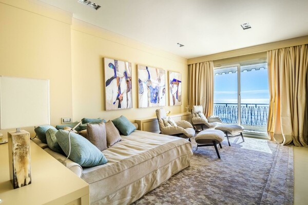 Overlookinng the Place des Moulins