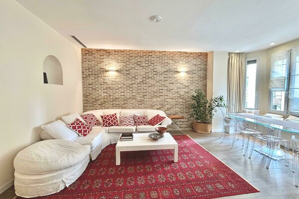 Renovated 4-room apartment – Law 887