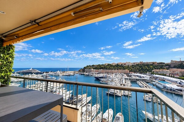 Two bedroom apartment with panoramic view over Port Hercule and 