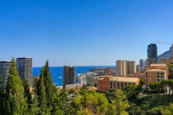 ROQUEBRUNE-CAP-MARTIN – APPARTEMENT RÉNOVÉ AVEC VASTES TERRASSES