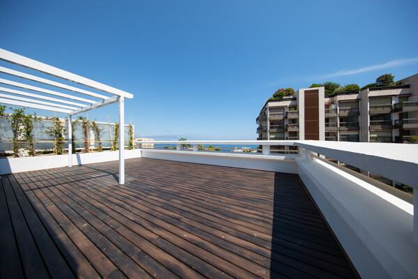 PENTHOUSE MODERNE, IMMENSE TERRASSE AVEC VUE SUR LA MER