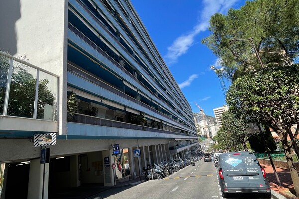 TROCADERO - Monte-Carlo - Closed Box