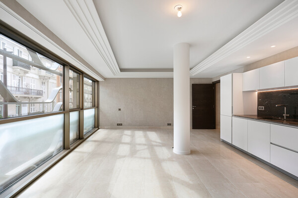 EXCLUSIVELY LISTED – STREET-FACING STUDIO AT 45G