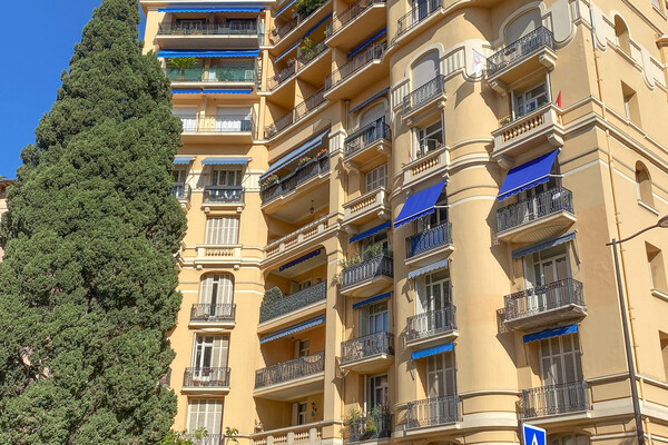 NEW - APPARTEMENT RÉNOVÉ DANS UN BEL IMMEUBLE BOURGEOIS