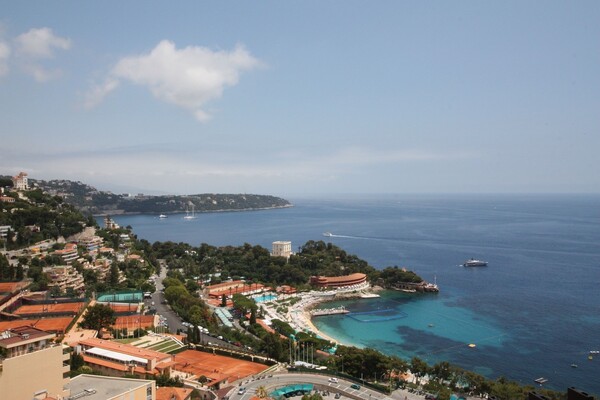 Exceptional apartment, high floor, panoramic view. Completely renovated.