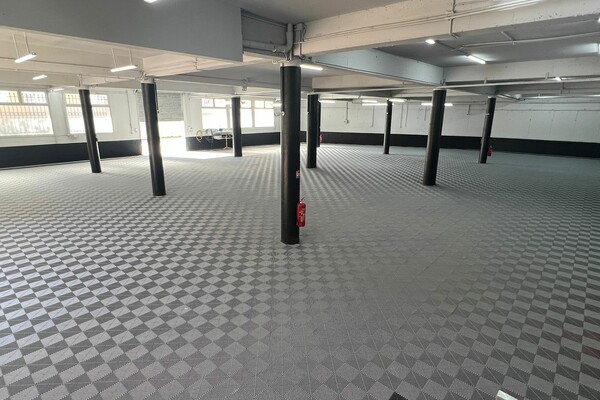 Droit au bail entrepôt avec bureaux proche Monaco – Stockage, vente auto, parking 600 m², site sécur