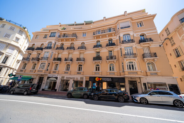 Incantevole appartamento ristrutturato di due stanze in una residenza d'epoca nel cuore di Monaco